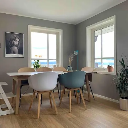 Familiebolig Med Nydelig Utsikt 아파트